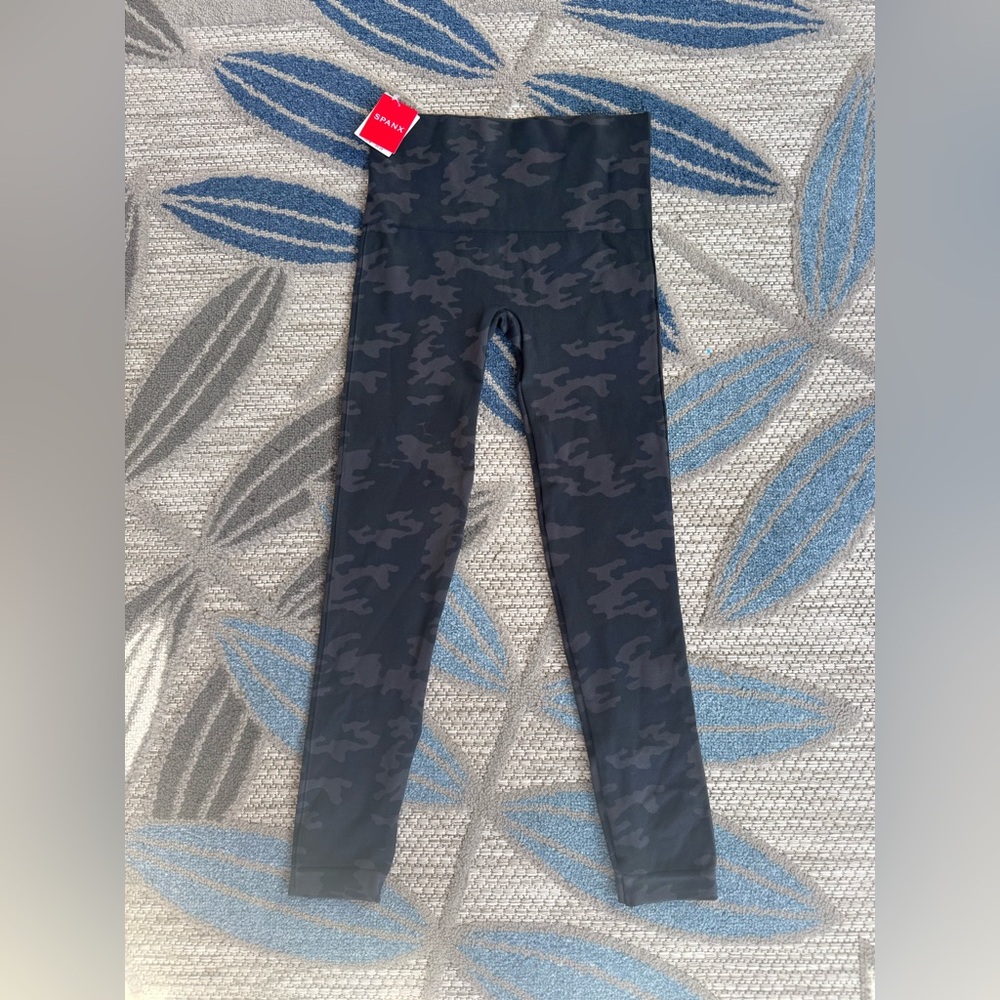 Spanx NWT Women’s Look At Me Now Leggings Black‎ Camo Size Medium